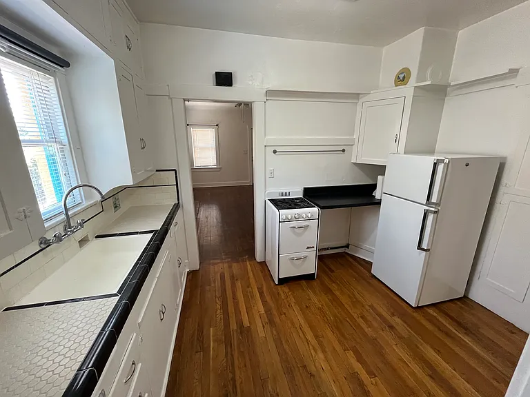 510 E Helen St — Photo 8