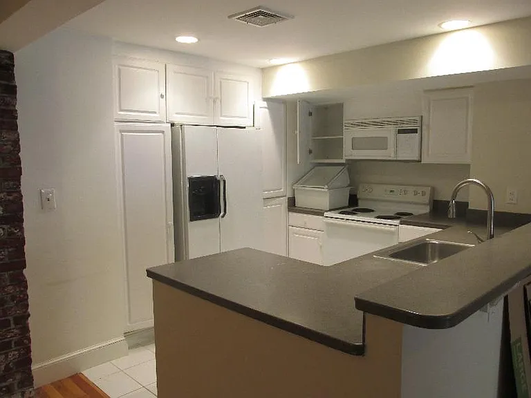 221 W Newton St #1 — Photo 24