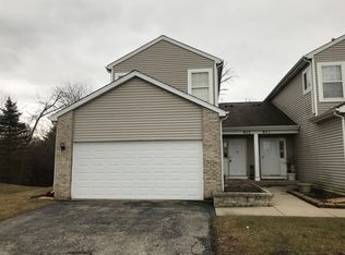 853 Park Bluff Cir, Elgin, IL 60120