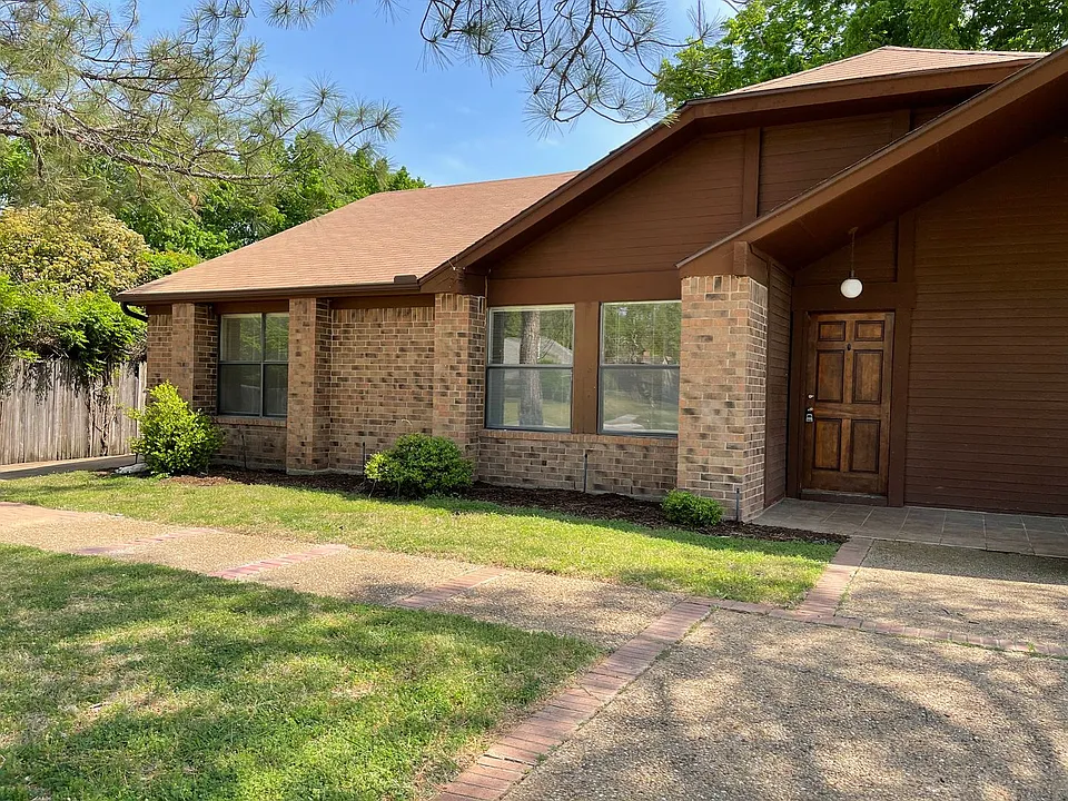 210 E Denton Dr