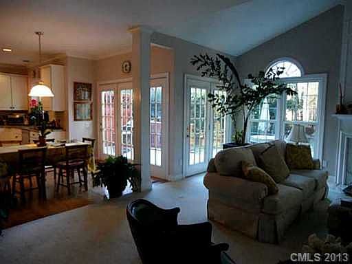 3rd image of 7334 Versailles Ln