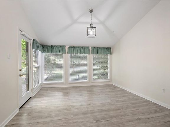 5th image of 118 Catalpa Ln #118
