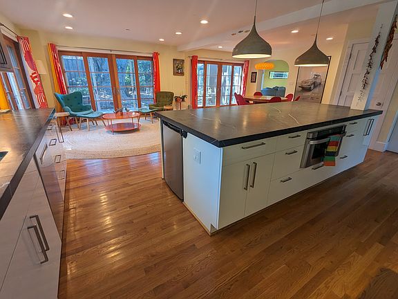 5th image of 1521 Willow Ave
