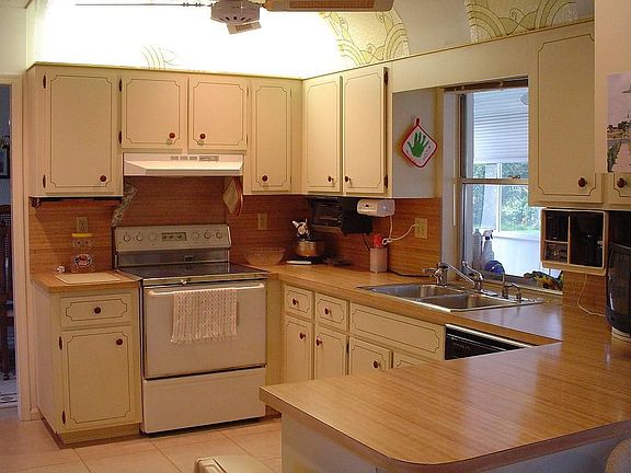 LARGE KITCHEN WITH PASS THRU TO FLORIDA RM/PORCH