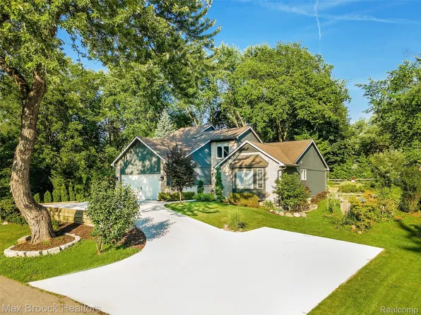 3685 Sunset Blvd, Orchard Lake, MI 48324