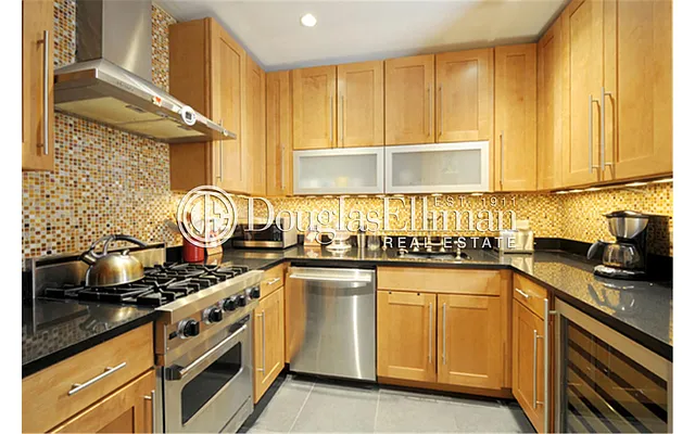 Rented by Douglas Elliman | media 17