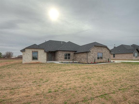 2nd image of 8561 Oak Tree Cir