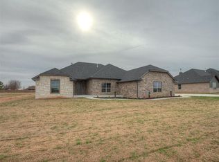 8561 Oak Tree Cir, Edmond, OK 73025