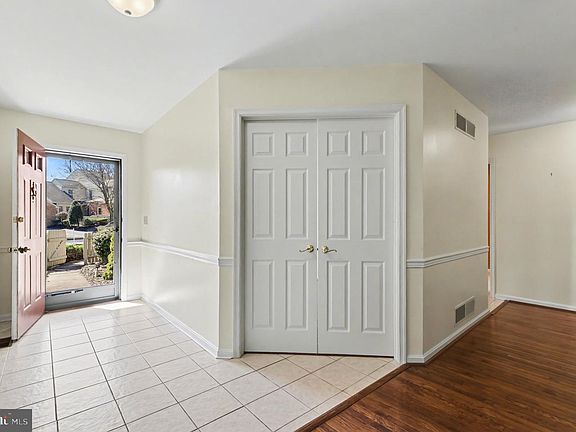 4th image of 81 Cambridge Dr