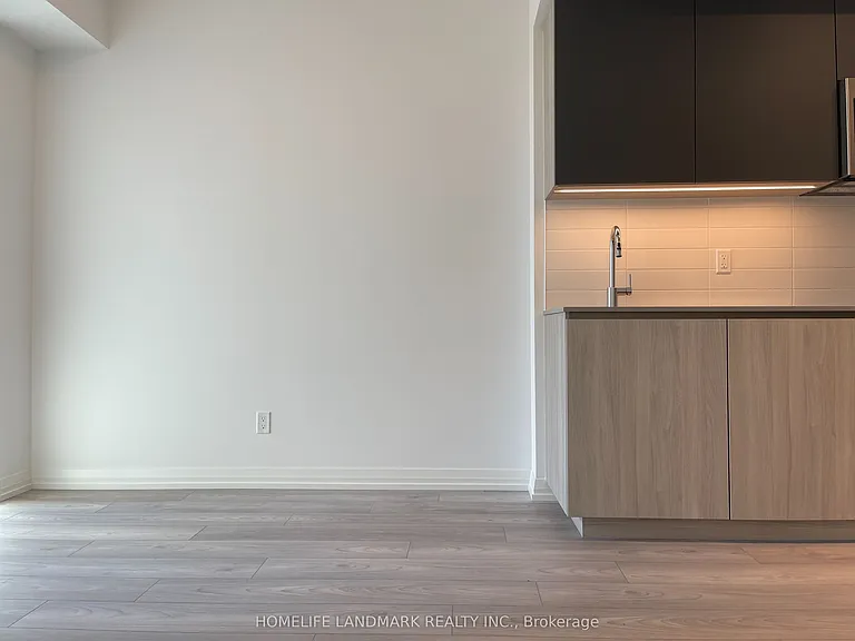 400 King St W #604 — Photo 5