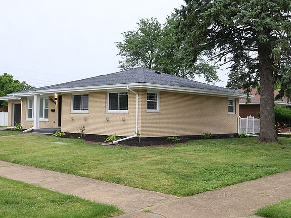 4th image of 16644 Maple St