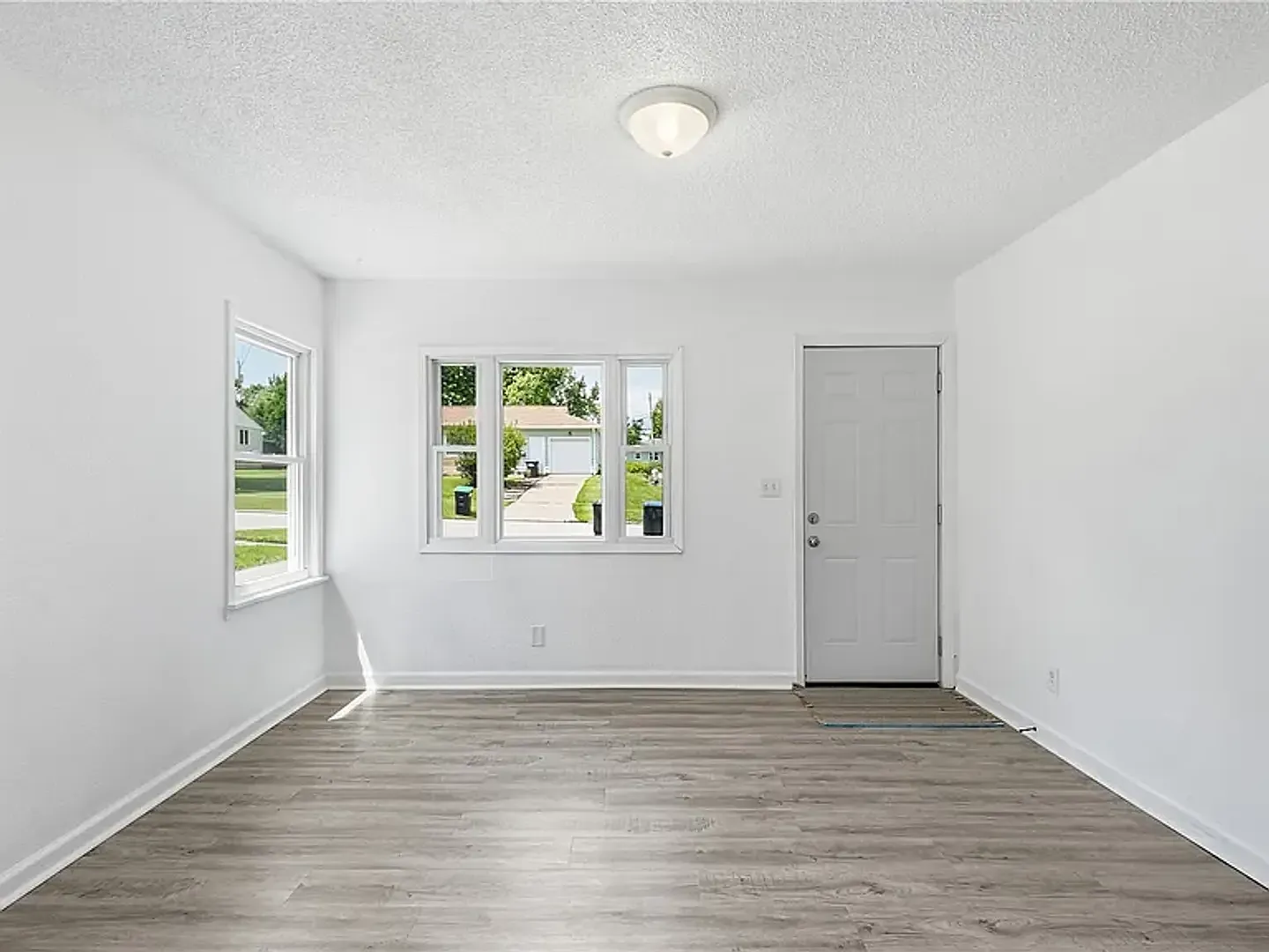 $1,200 | 1 Bedroom 1 Bath | Slab | W&D |Central A/C| Back deck| Large yard — Photo 3