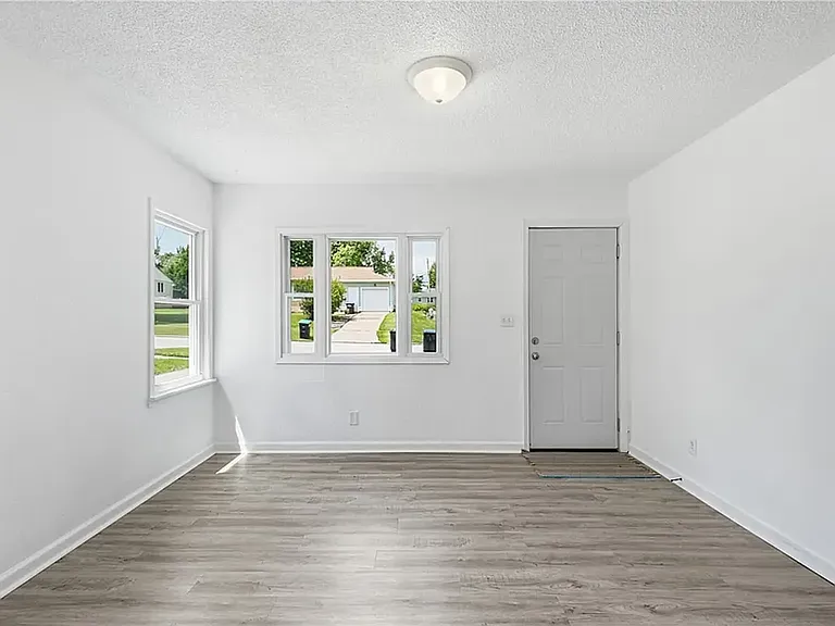 1237 Lincoln Dr — Photo 3