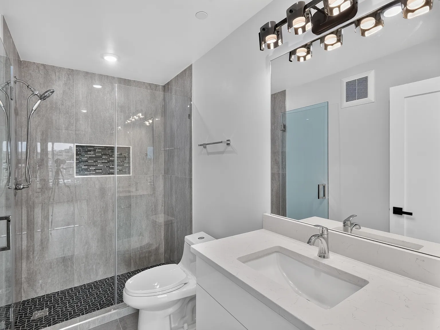 2 bed, $4,500 — Photo 4