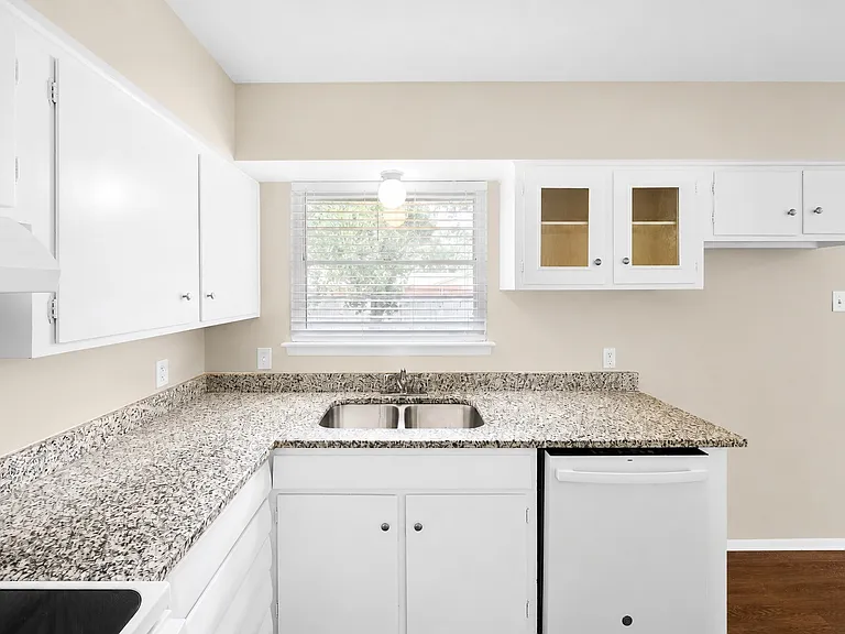 402 Vernet St — Photo 6
