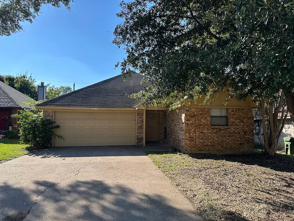 3 bed, 1292 sqft, $1,950 — Photo 1