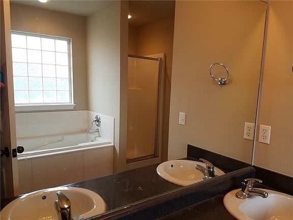 4th image of 304 E Sweetwater Dr