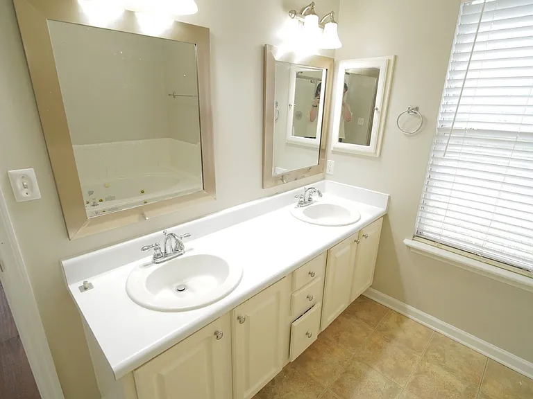 1908 Wagon Wheel Cir E — Photo 19