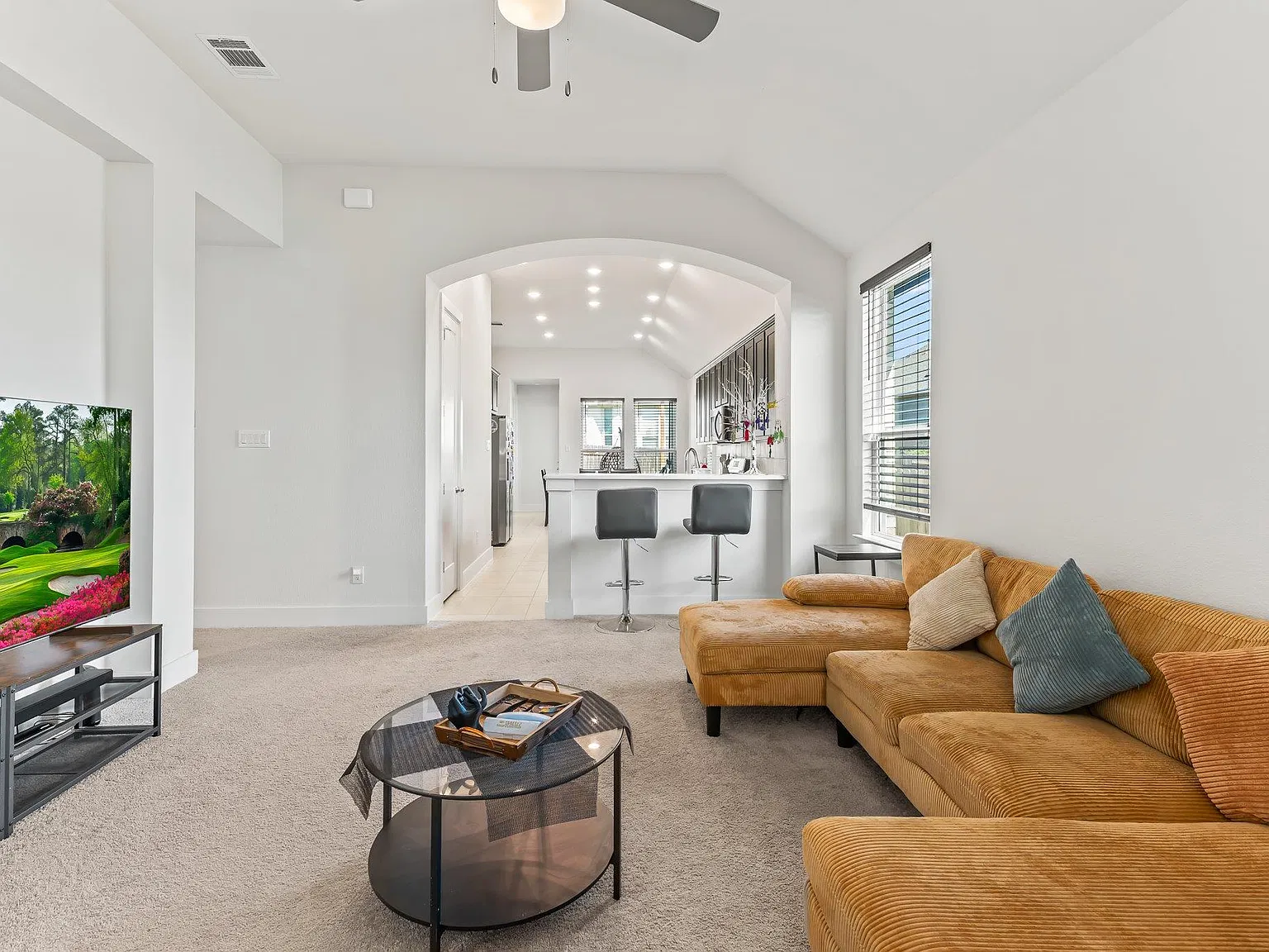3 bed, 2.0 bath, 1590 sqft, $2,150 — Photo 2