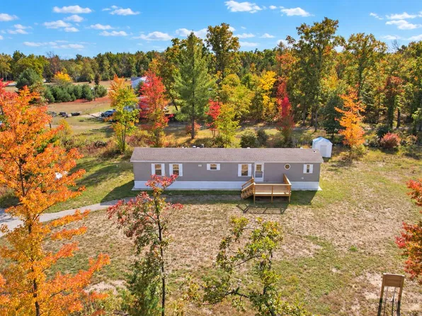 1158 E 24th St, White Cloud, MI 49349