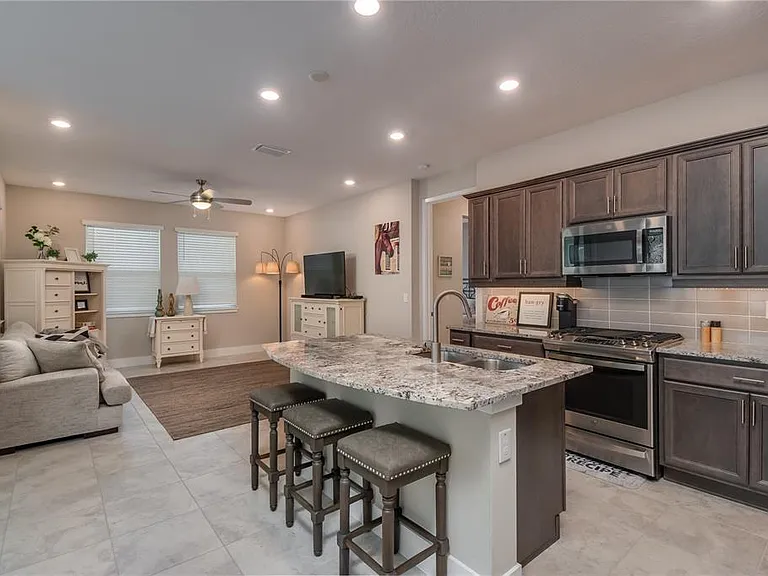 5333 NW 33rd Pl — Photo 8