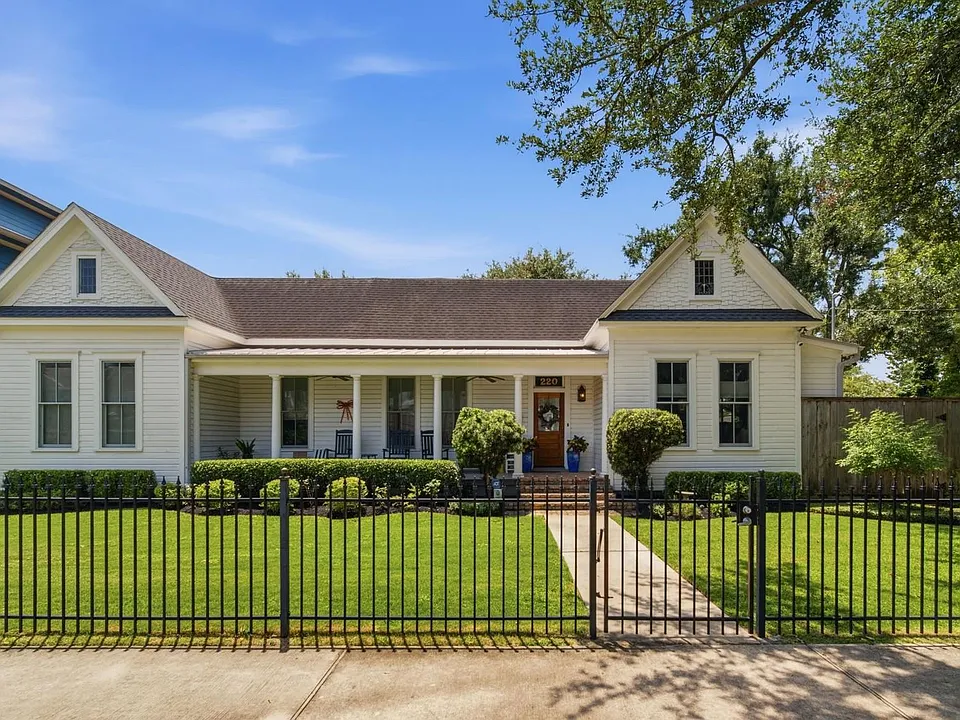 220 W 10th St