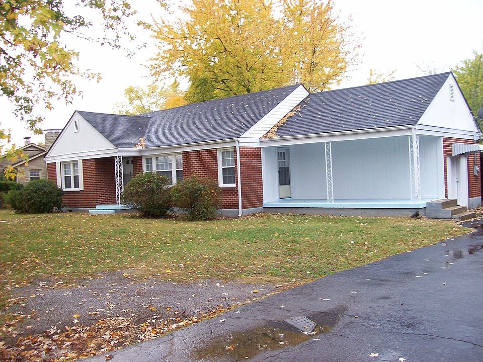 Front view w/covered porch w/ceiling fan