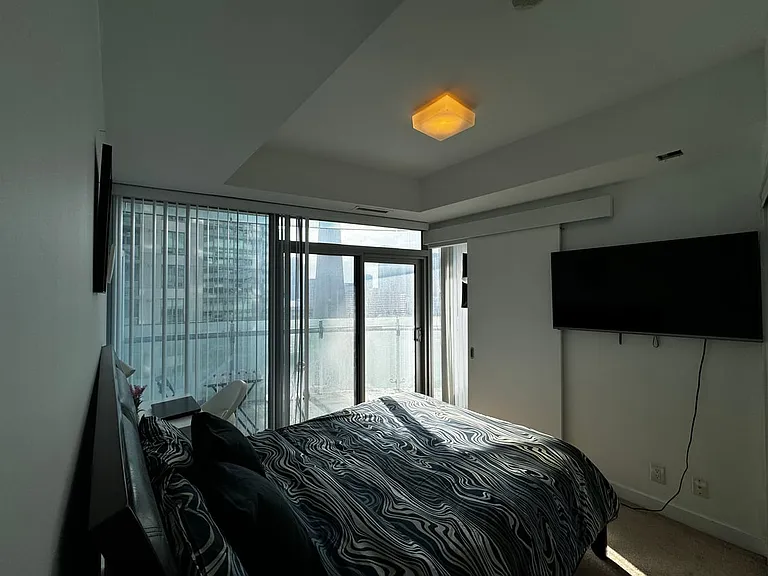 12 York St #5107B — Photo 3