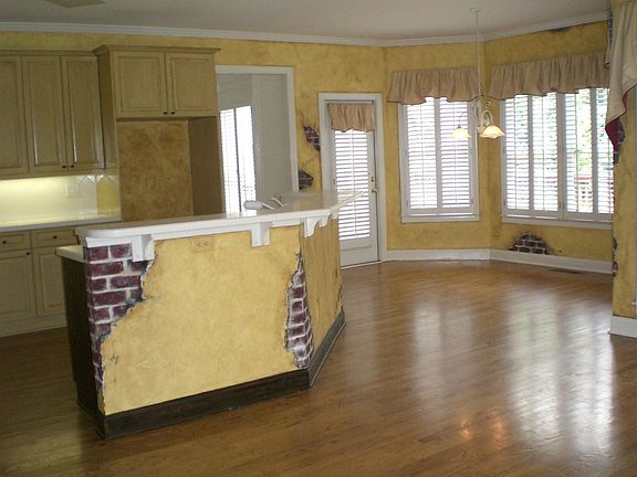 Gorgeous kitchen w/ breakfast area 