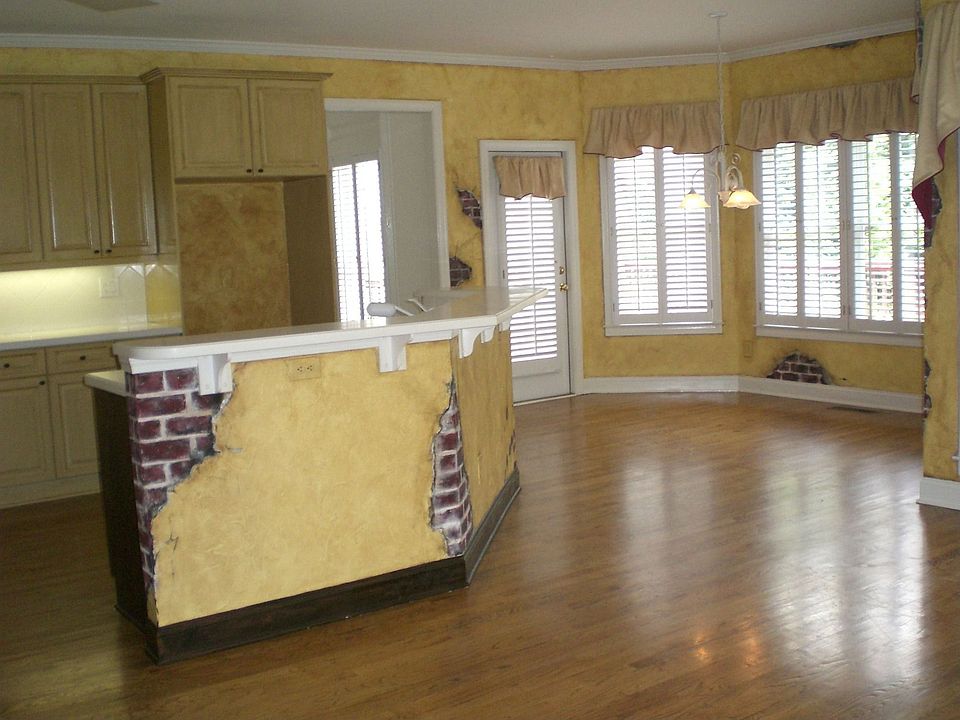 Gorgeous kitchen w/ breakfast area 