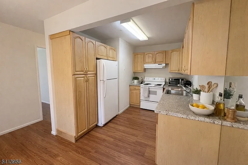 2 bed, 1.0 bath, $2,400 — Photo 3