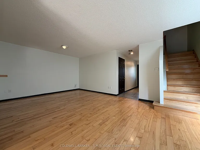 75 Margaret Graham Cres — Photo 8