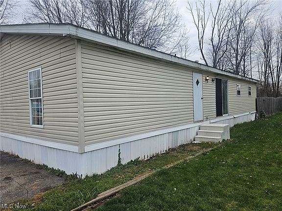 3rd image of 104 Queens Dr SW