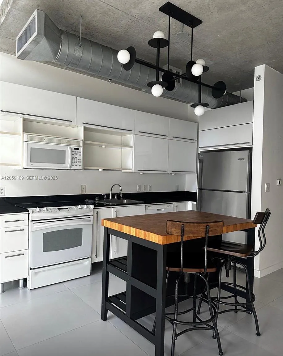 Neo Vertika Condo — Photo 3