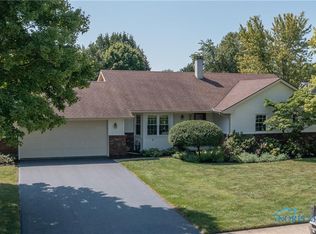 827 Heritage Ln, Waterville, OH 43566