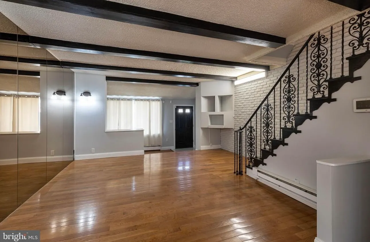 3 bed, 1008 sqft, $1,990 — Photo 3