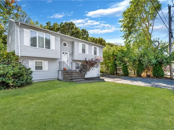 6 Lawnacre Dr, North Providence, RI 02911