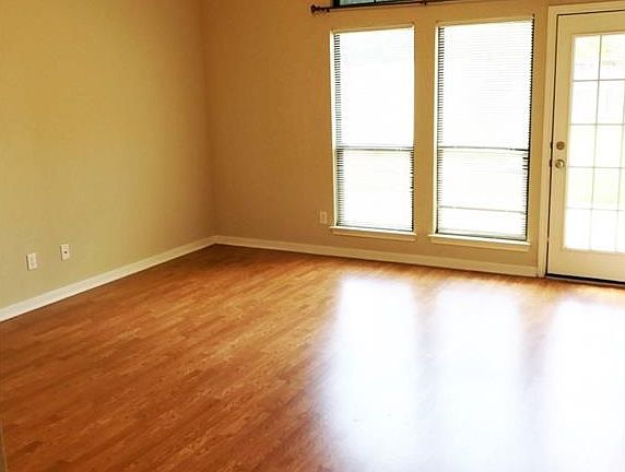 4th image of 2722 Silver Oak Dr