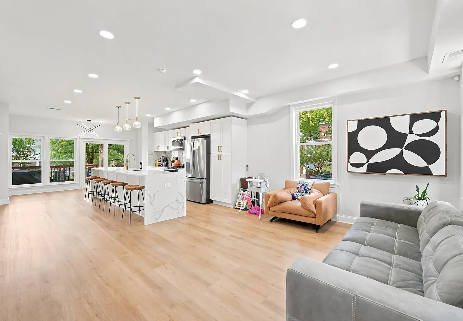 4 bed, 3.5 bath, 2160 sqft, $5,999 — Photo 4