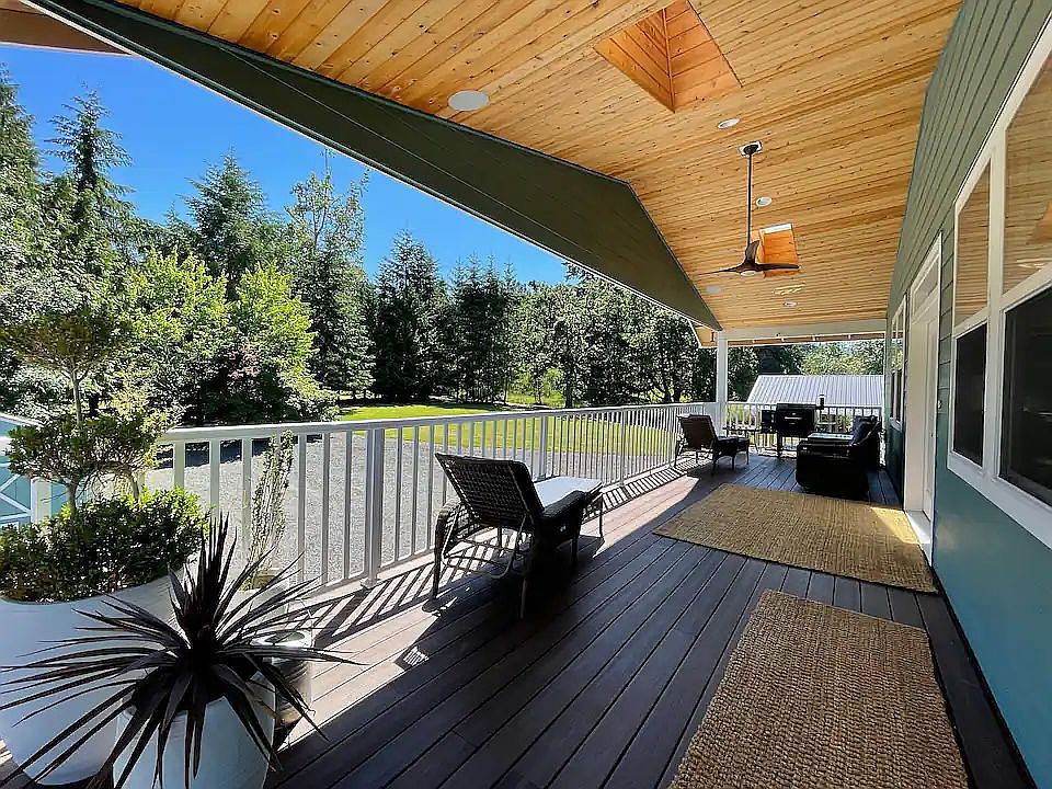 COVERED DECK