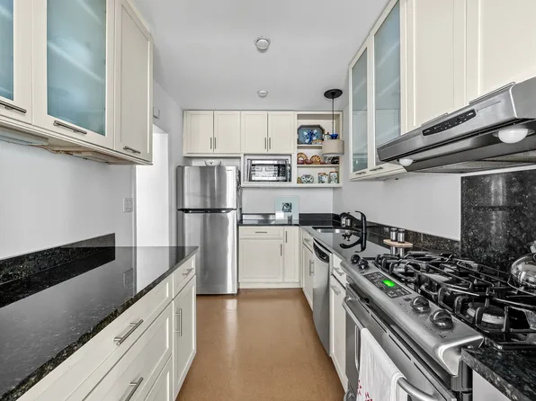 36 Sutton Place South image 4 of 9