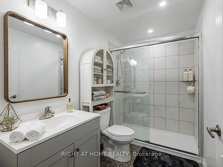 936 Glen St #208 — Photo 4