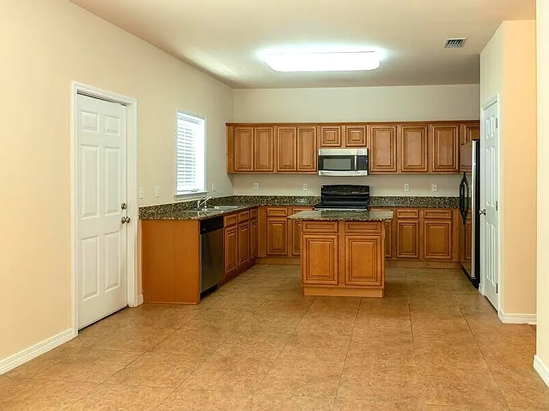 1469 Bentley Cir — Photo 4