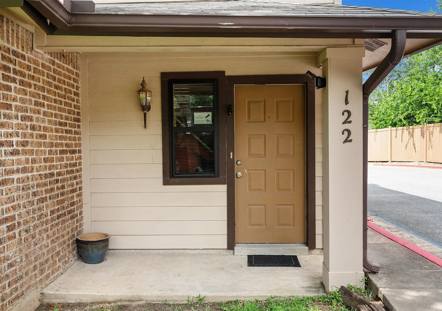 2 bedroom townhouse - Available now! — Photo 2