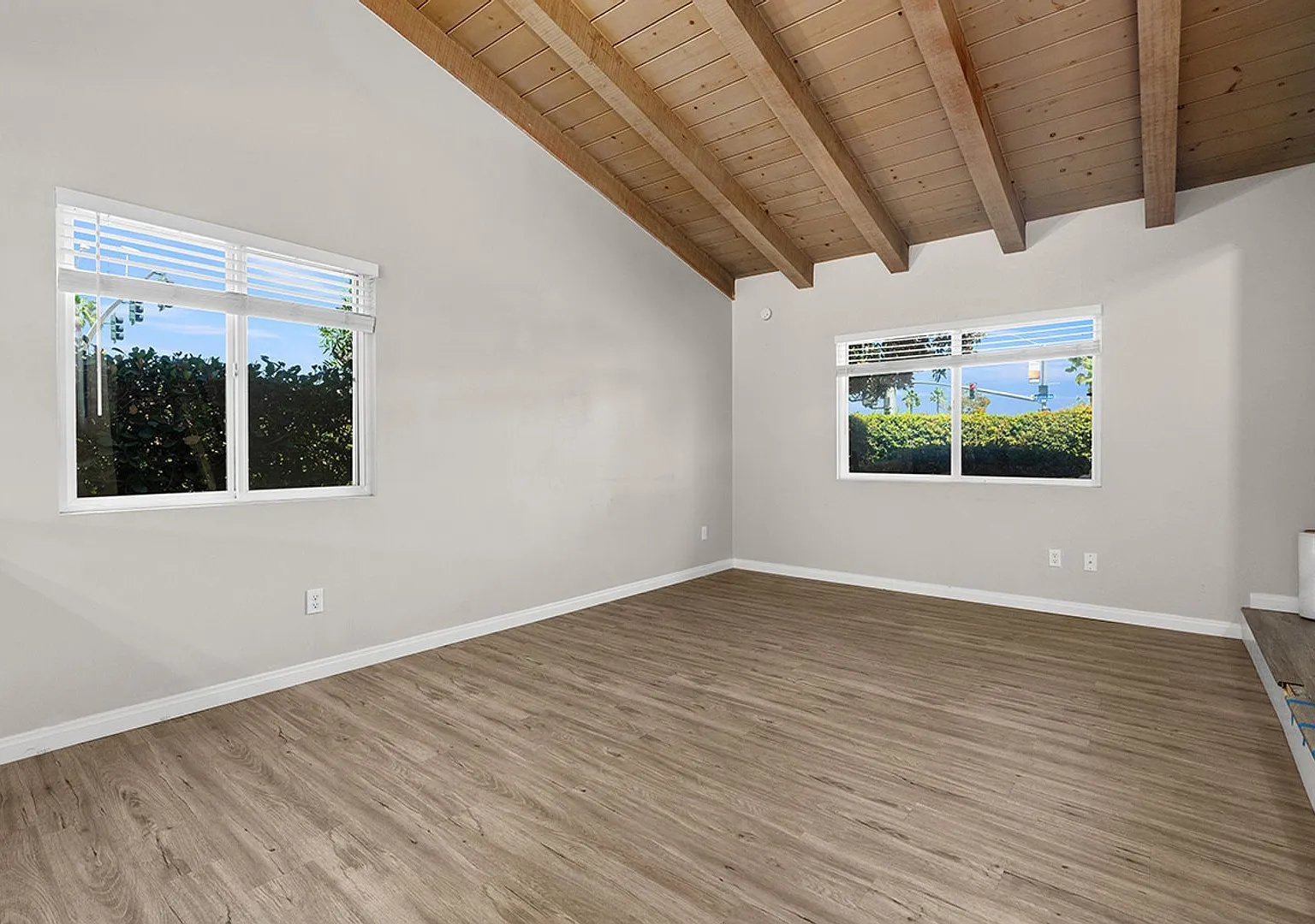 Pacific Bluffs_Beach Close-Excellent Amenities 3Bed 2 Bath Townhome & 2car garage — Photo 4