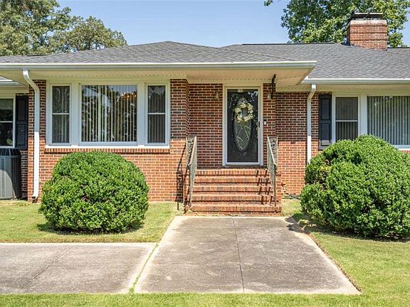 4th image of 112 College Cir