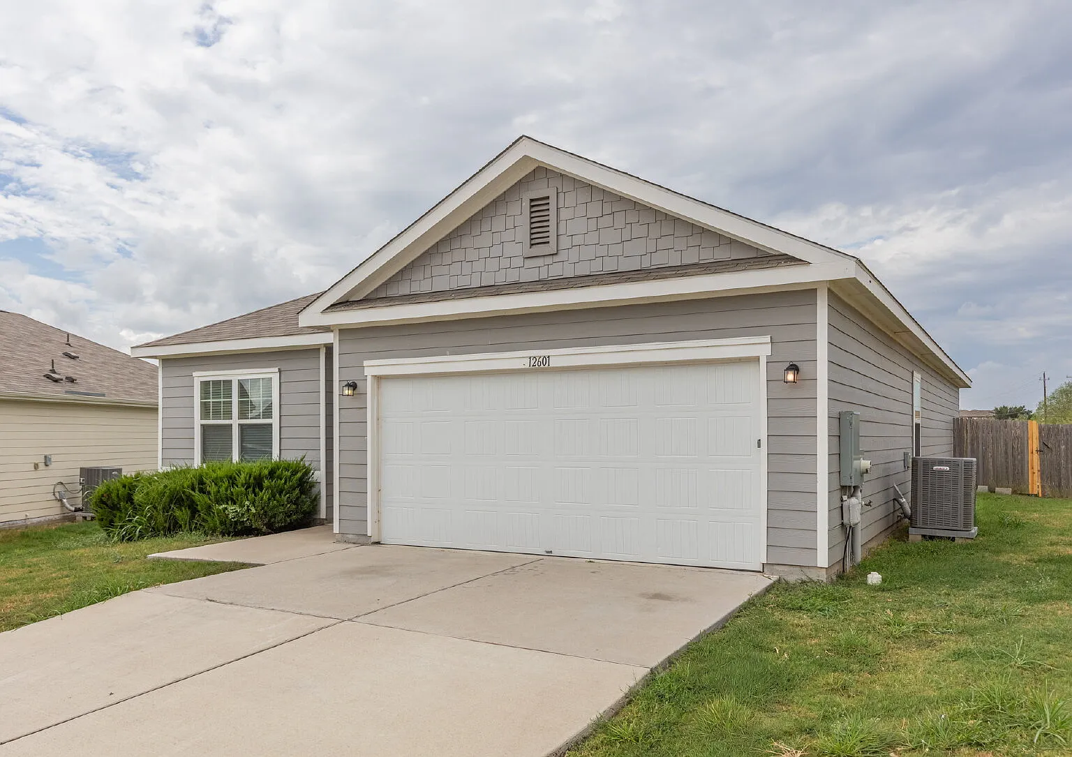 4 bed, 2.0 bath, 1827 sqft, $1,900 — Photo 2