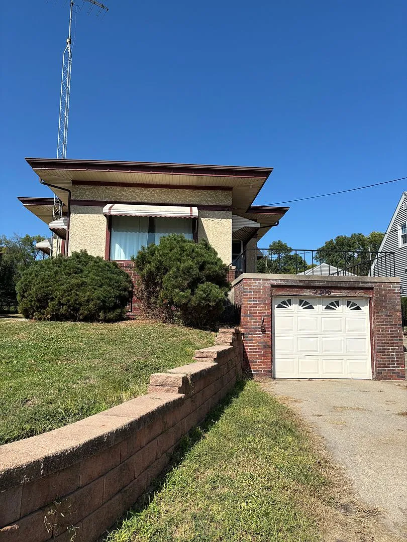 2 Bedroom, 1 bonus room, and 2 bathroom house — Photo 1