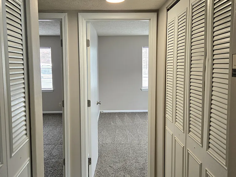 Del Rio Apartments — Photo 14