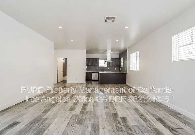 1340 N Kenmore Ave — Photo 3